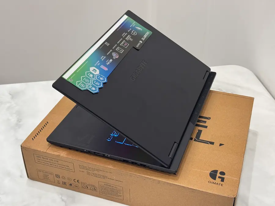 Laptop GIGABYTE GAMING A16 GA6H RTX 5060 màu đen đặt trên hộp chính hãng